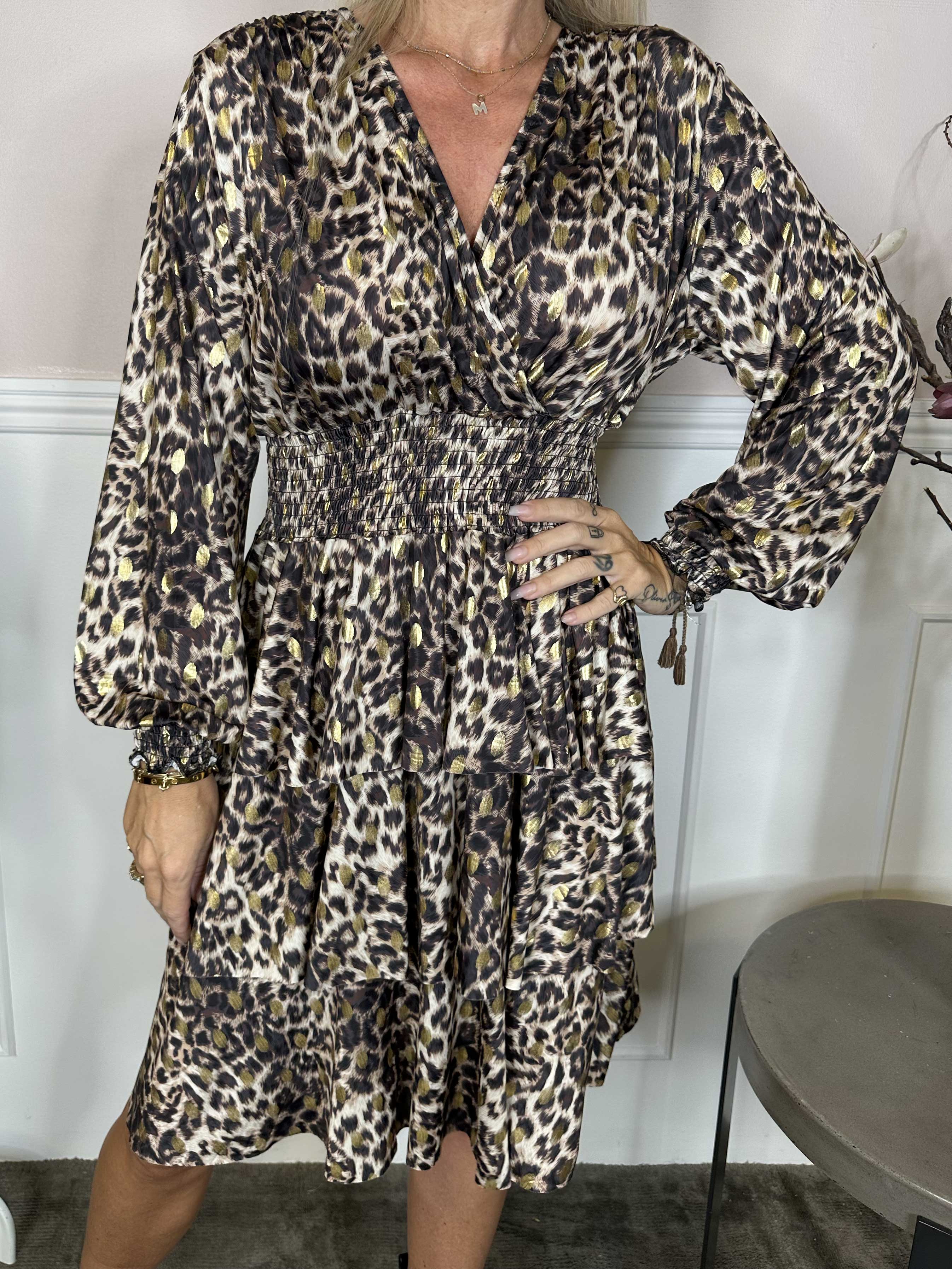 Pams Leo Frills - Söt klänning med resår och volanger